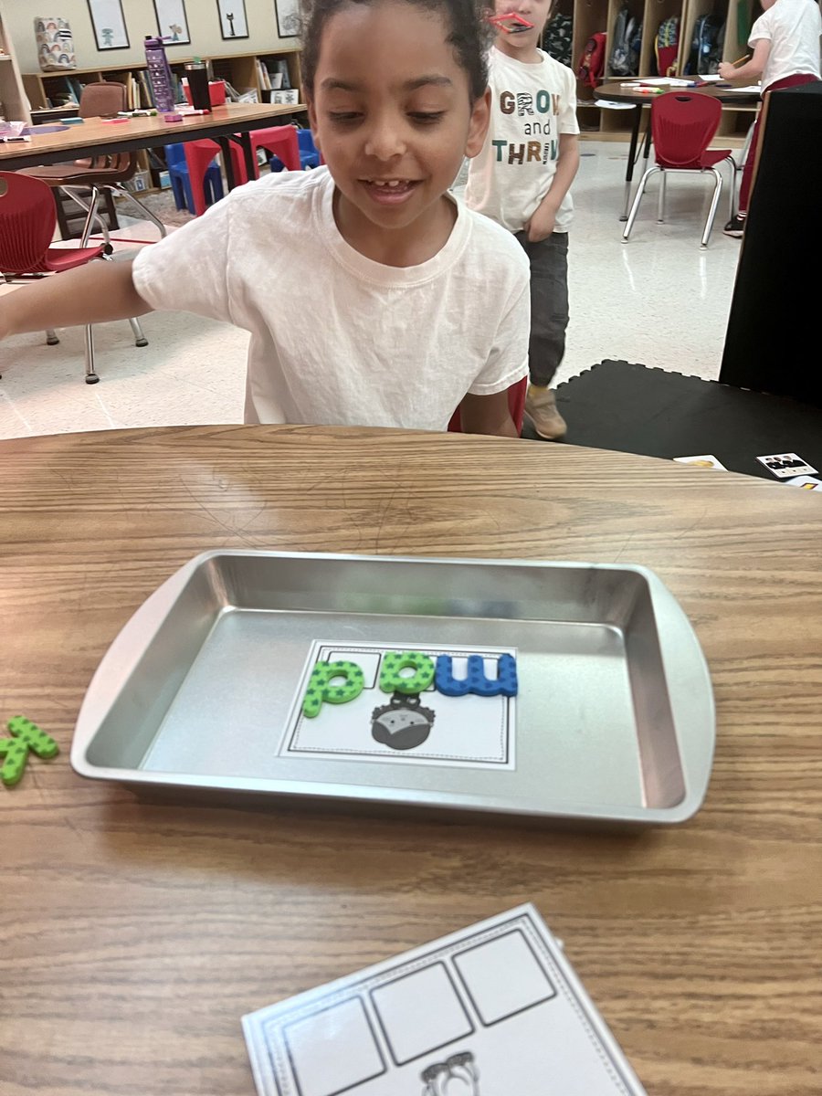 mrstaylor0's tweet photo. Smart kiddos building CVC and CVC compound words! @SweetAppleES https://t.co/34wePVaYyr