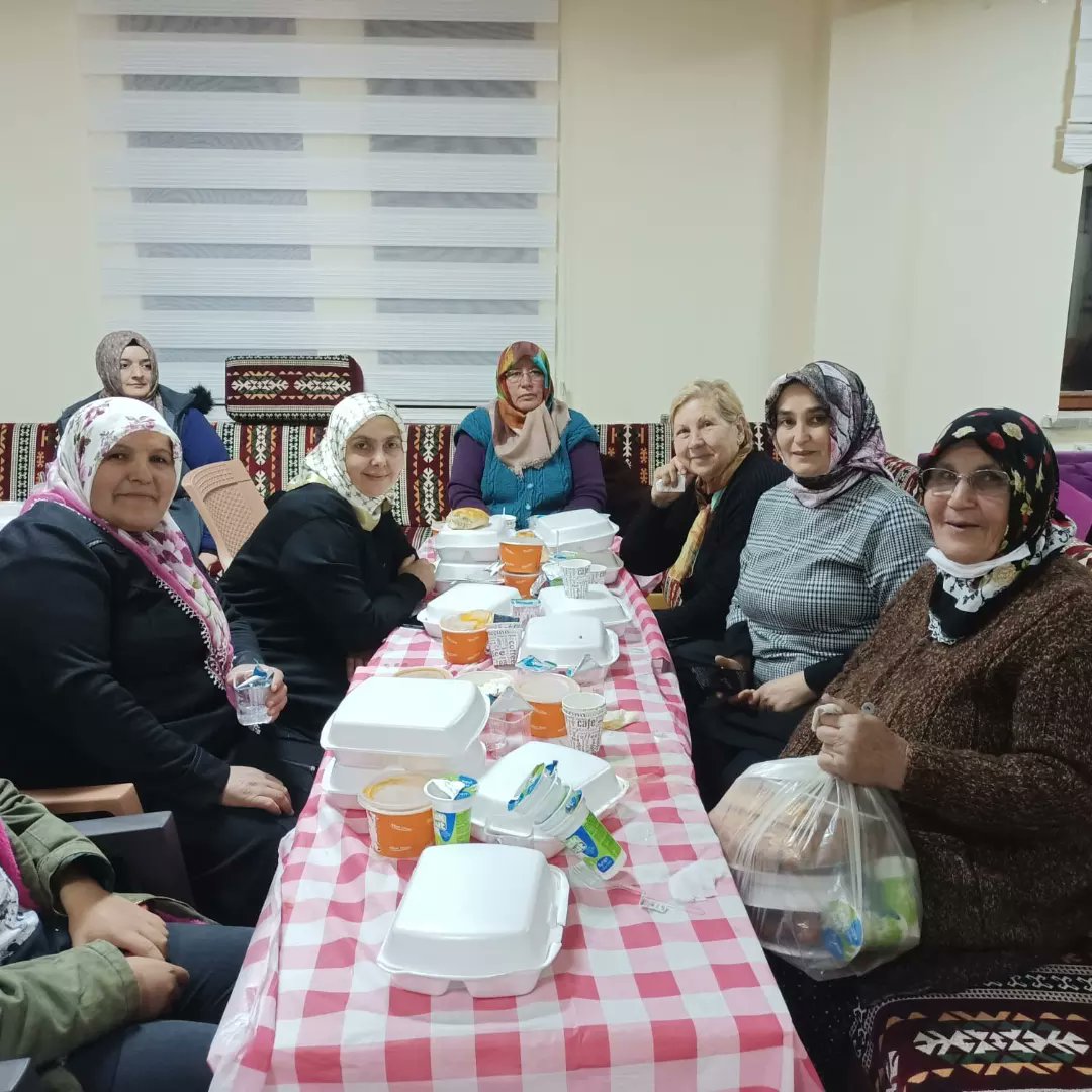 Kululu Mahallesi'nde mahalle başkanımız Gülbeyaz Uçar ve yönetim kurulu üyelerimizle,  Belediye Başkanımızın  ve ilçe Başkanımızın eşi birlikte  oruçlarımızı açtık Allah kabul etsin.#AkkadınlarAkkışla