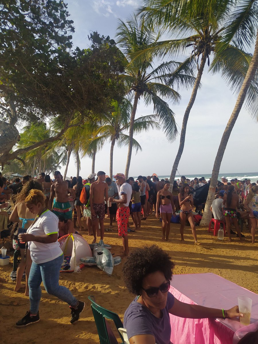 En vivo,eso es playa Guacuco Venezuela. Me encanta ésta  dictadura tan buena  que la gente goza un mundo. Jajaja 😃😃 viva Venezuela