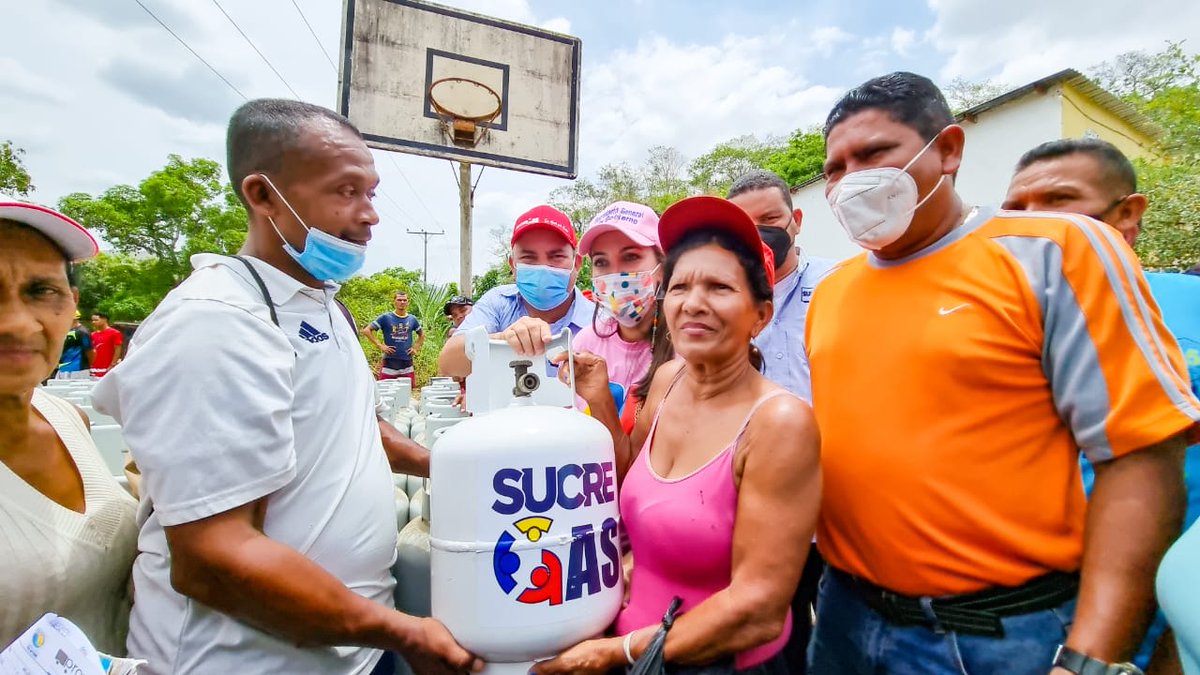 SucreGobierno's tweet photo. #Entérese | 19 comunidades de la parroquia San Juan, municipio #Sucre, fueron beneficiadas con la entrega de 300 cilindros de gas doméstico, por la Secretaria de Gobierno, @mariachirinos15, y Daniel López, presidente de @SucreGas. 

@NicolasMaduro @GPintoVzla 
#ArteEsConsciencia https://t.co/jZD7V9xWNu