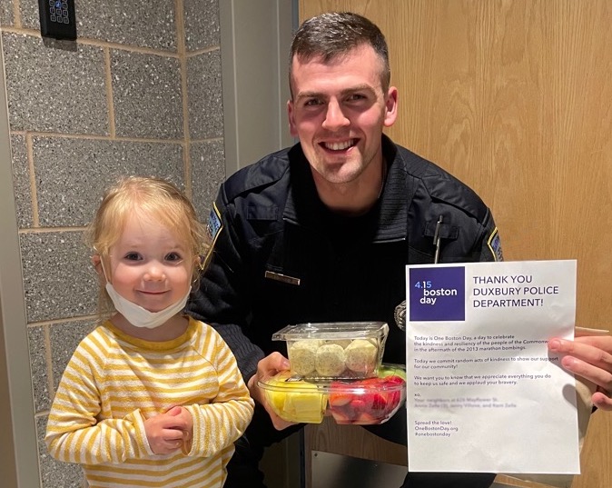 For #OneBostonDay, Annie and I handed out flowers and brought treats &amp; thank yous to <a href="/DXFD_PIO/">Duxbury Fire PIO</a> &amp; <a href="/Duxbury_Police/">Duxbury Police</a>. This 3yo is the kindest person I know. 💙💛 #spreadkindness