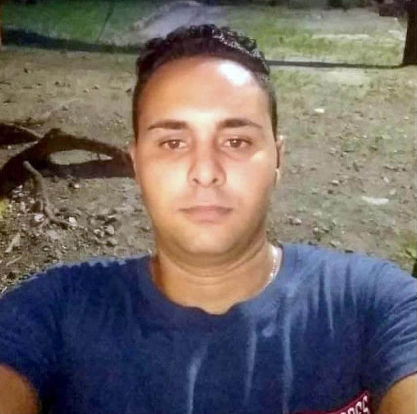 Felizysinmiedo's tweet photo. #IvánMauricioArocha ó #IvánMauricioArochaArocha y su hijo #IvánArochaQuiala fueron injustamente condenados a 10 años d privación d libertad. También #EduardoReynaldoMachadoArocha, fue condenado a 9 años. Todos son víctimas d los sucesos del #11JCuba en #ElCaney, #SantiagoDeCuba. https://t.co/7gIHsLRcjw