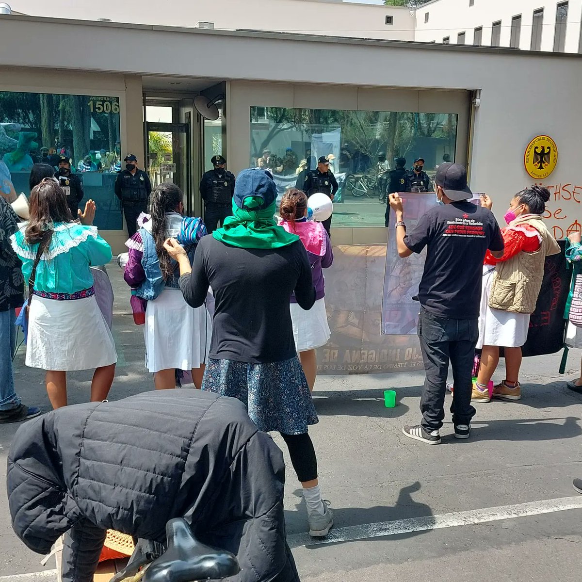 Caravana por el agua y por la vida, pueblos unidos contra el despojo capitalista.

Manifestación frente a la embajada alemana en la ciudad de México contra las empresas extractivas y contaminantes como #VW

#AguaEsVida2022 
#caravanaporelaguaylavida 
#Lützerath