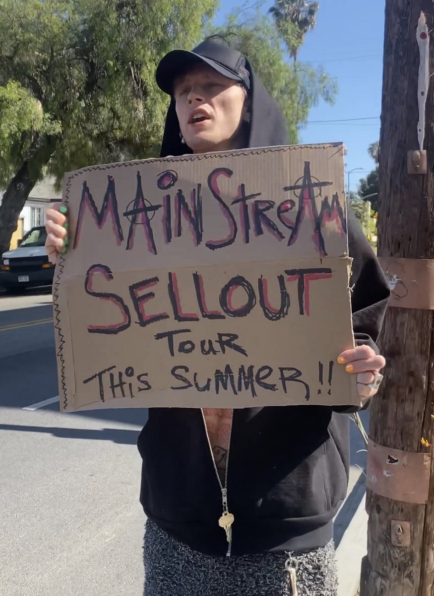 machinegunkelly's tweet photo. finally got the promo budget i always wanted for a tour 🤑

tix on sale -> https://t.co/vnWpQyc94Z https://t.co/hnOhT3zKan