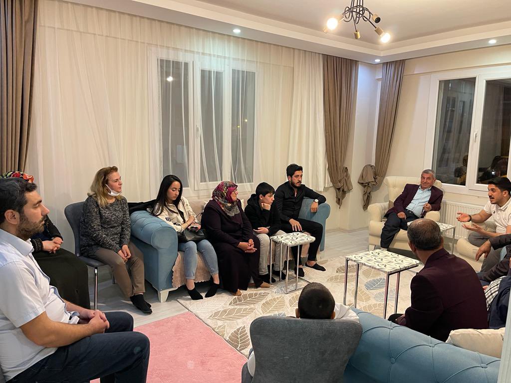 AhmedMahsumM's tweet photo. 📍BAĞLAR
Ramazan Muhabbettir, Paylaşmaktır.

 #Bağlar ilçemizde sandık yönetim kurulu üyelerimizin sofralarına konuk olduk.
@eyupkadirinan 
@ugurereklii https://t.co/B2AiCNhFOE