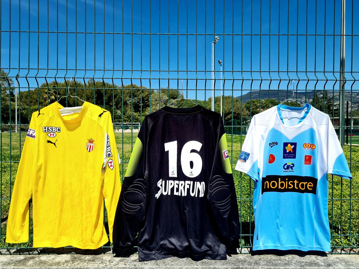 loick_blouet's tweet image. Ces trois maillots portent les traces de l'histoire de moments déterminants au cours des matchs et des saisons sportives concernées. Ils sont le symbole identitaire du blason que le dernier rempart arbore avec fierté.