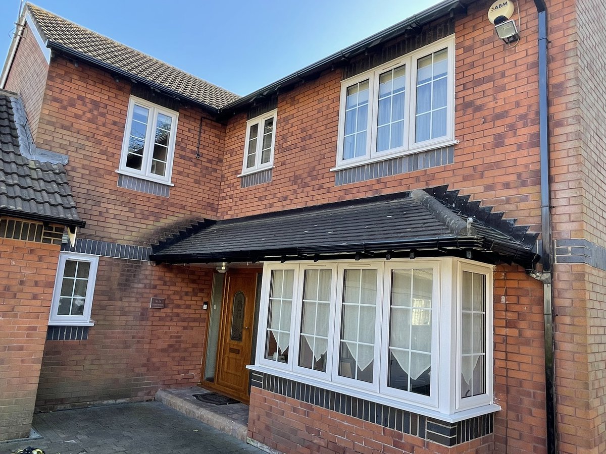 Jwfascias's tweet photo. Full new ogee gutter install @freefoam excellent materials as always another happy customer https://t.co/kCWxd7DW2d