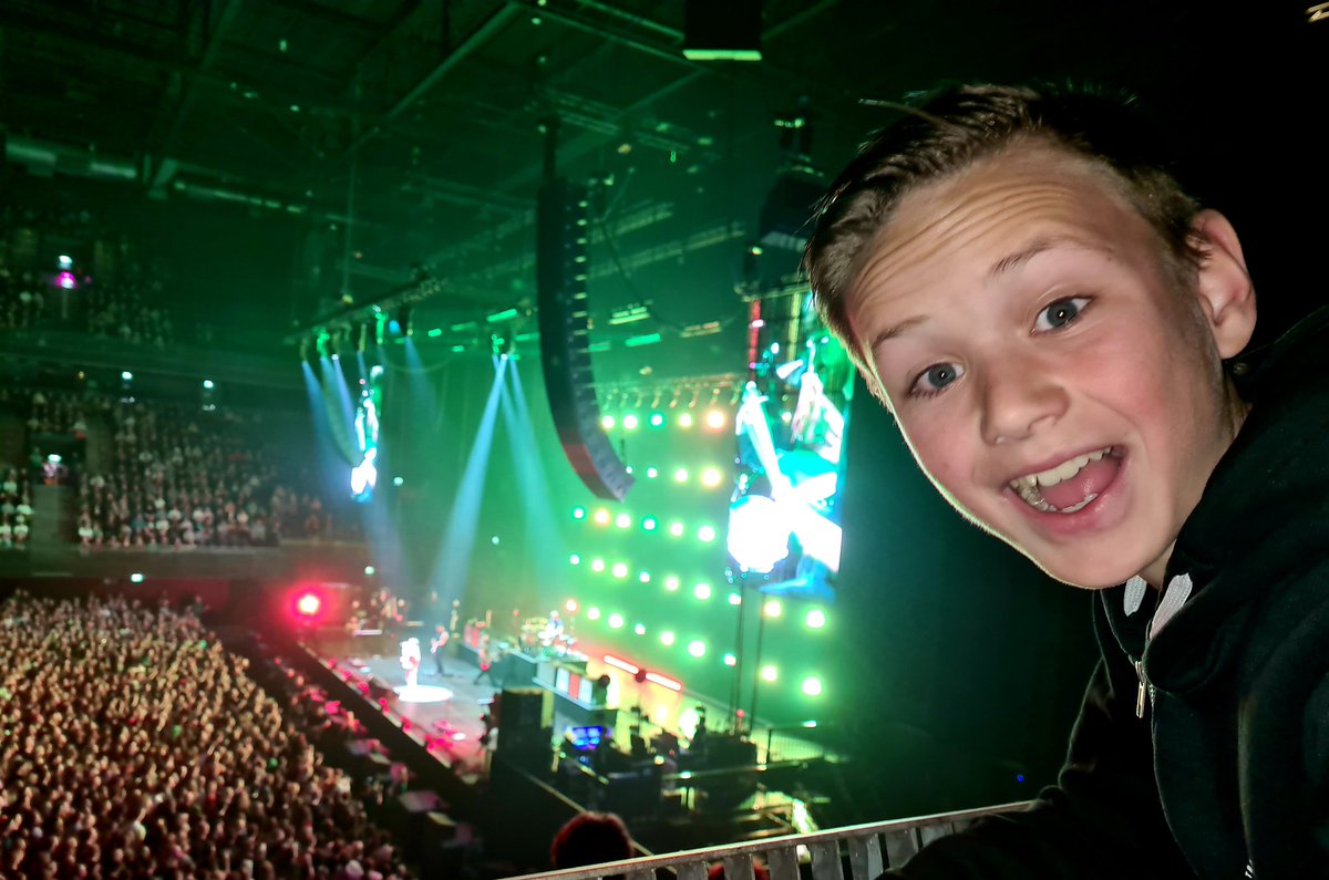 Maasve's tweet photo. He loved the gig, you were GREAT! @NBThieves https://t.co/5iVAloGKXA