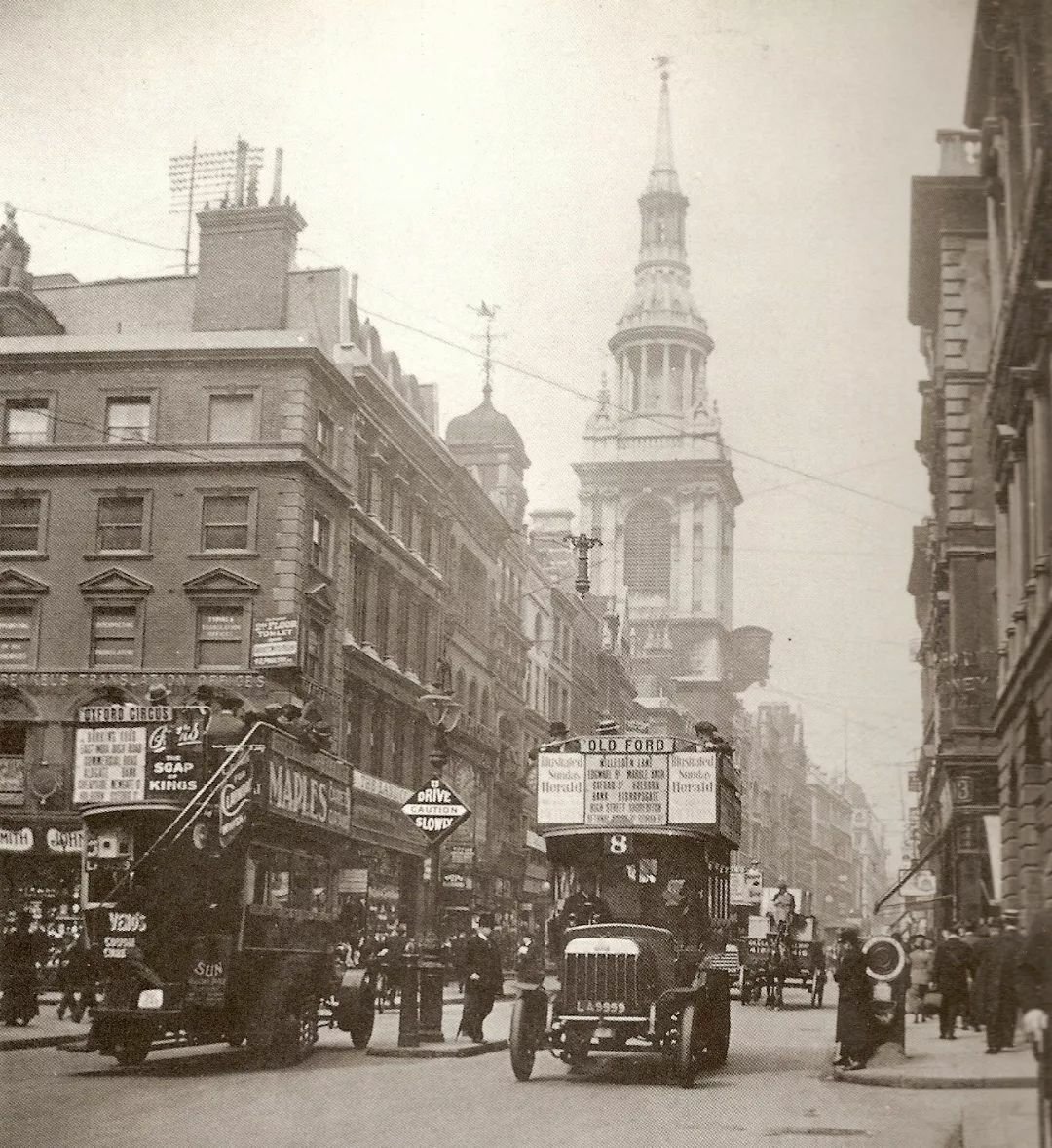 BritishHistorym's tweet image. Cheapside, London, with the Church of Saint Mary le Bow in the background, 1909.

Cheapside is a street in the City of London, the historic &amp;amp; modern financial centre of London, which forms part of the A40 London to Fishguard rd.

#Britishhistory #vintagegreatbritain #cheapside
