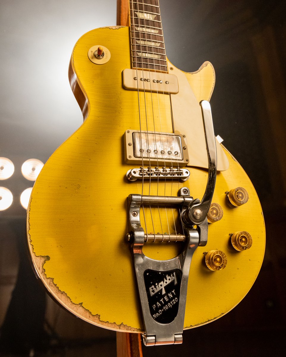 gibsonguitar's tweet photo. Up close with the Sergio Vallin 1955 Les Paul Goldtop 
#gibson #gibsoncustom https://t.co/Pna5LYluR6