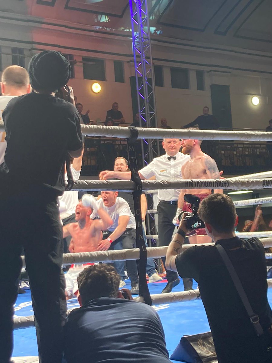The_FightWire's tweet photo. 🥊🇬🇧 BIG WIN FOR GWYNNE🏴
York Hall headline fight sees Gavin Gwynne take a points decision over Luke Willis and claim the British & Commonwealth Lightweight Titles
Just look what it means to the Welshman 👏
#MTKFightNight https://t.co/sMLLgIblRt