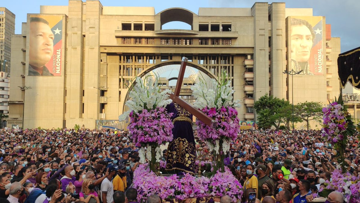 La fé del pueblo desborda las calles de Caracas para elevar sus oraciones llenas de   esperanza. 

Foro: Yrina Mejias
#somosubtjr
#Nazareno
