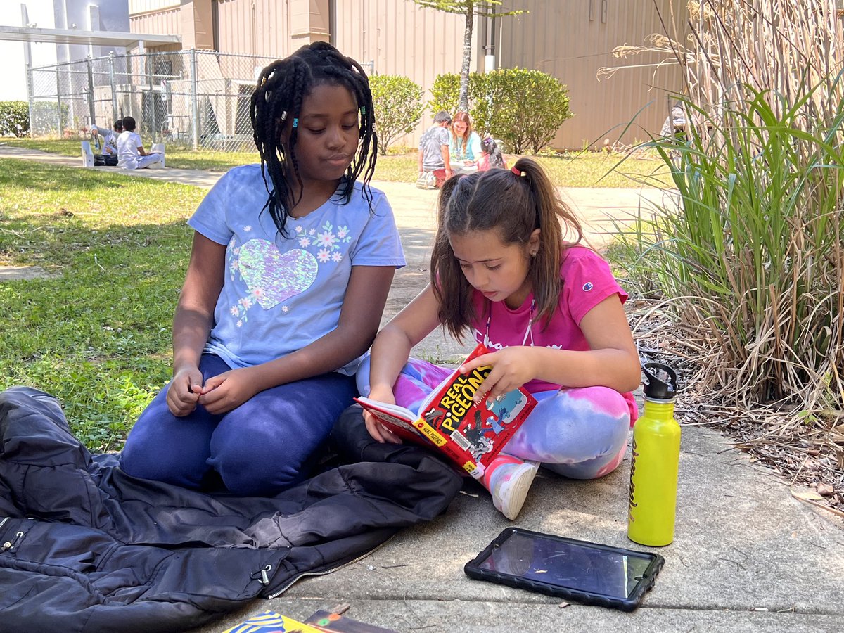 MrsWallace2nd's tweet photo. We love reading outside when the weather is nice!! #sunshineandagoodbook #partnereading @BirneyBobcats @carolkola https://t.co/IXVtVjXwP9