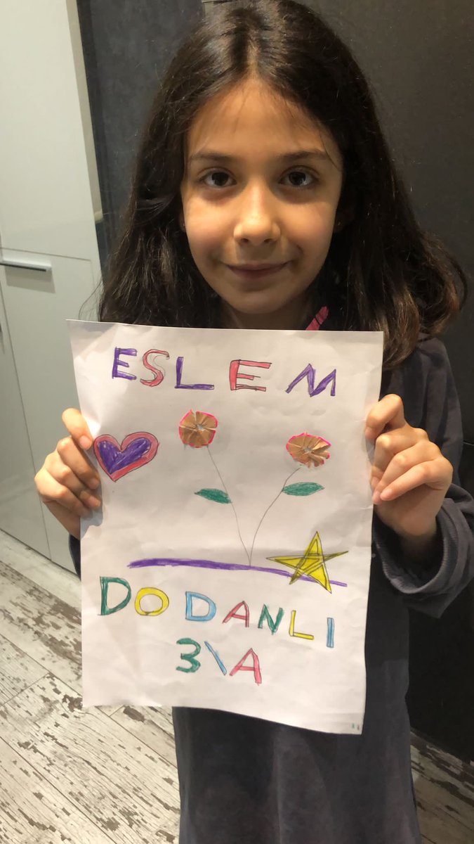 3/A sınıfı Tatil Akademisinin “Kalemtraşla Çiçek Tasarım” etkinliğinde kendi tasarımlarını oluşturdu. ✏️⚱️🌼👏🏻💜