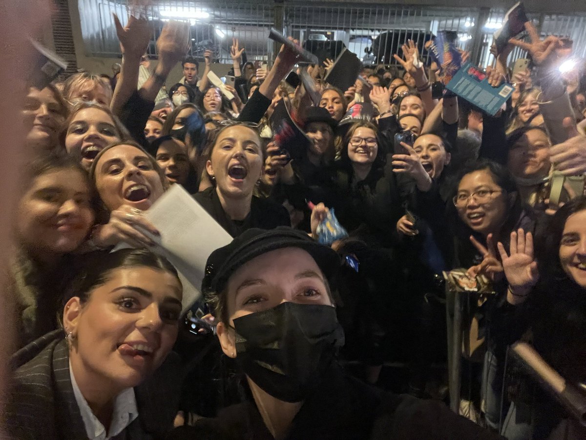 Jodie Comer with fans at the stage door tonight!