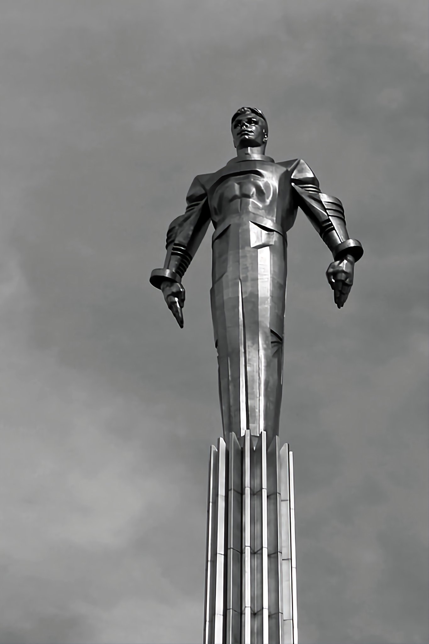 Бондаренко памятник Гагарину