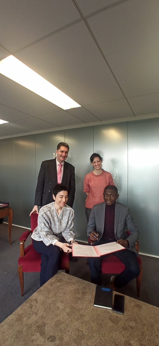 YannLorvo's tweet photo. @IFCameroun @IFParis et @FRauCameroun avec #YaoundeFilmLab, laboratoire de films de l’Afrique centrale. Signature récente d'une convention pour un accès des étudiants de ciné de @UnivYaounde1 au catalogue de la #CinémathèqueAfrique. Bravo @evanguyenbinh et @DieudonneAlaka ! https://t.co/0cTF873oLW