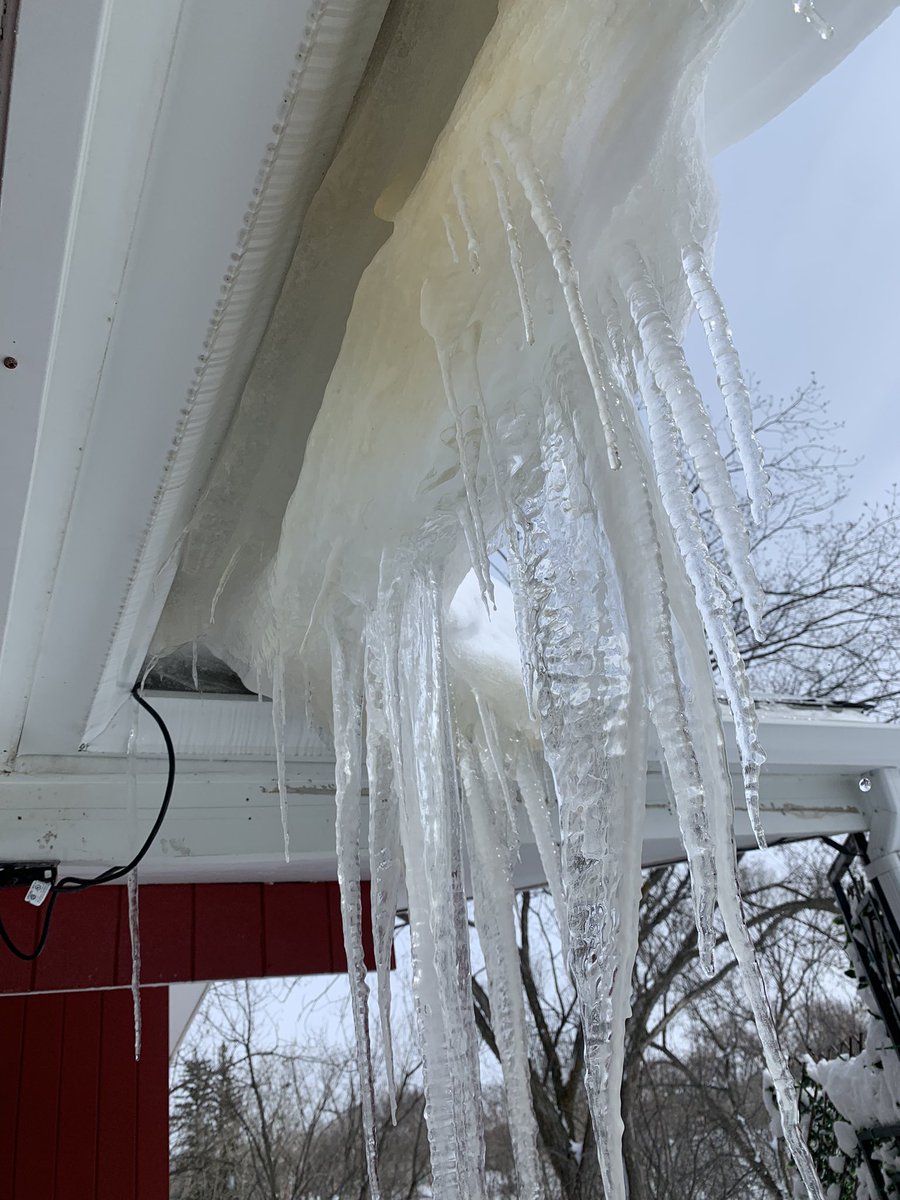 pamdechief's tweet photo. Still blowing.  #skstorm #estevan #icicles hope the roof holds up! https://t.co/5wEHtoMWEj