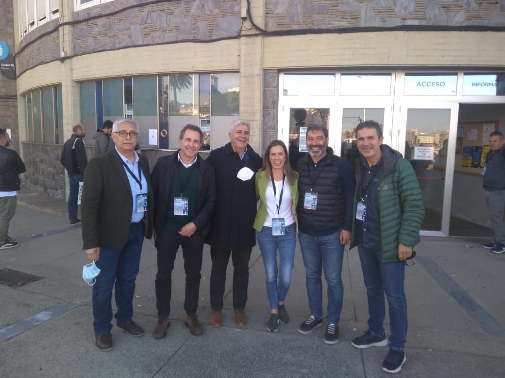 mmartinez____'s tweet photo. Huelves, kiko Albart, Martinazzo, Willy Duarte, Pujalte…historia viva del @HockeyClubLiceo
#privilegio #historia #delabuena #hockey #pasion #deporte #porlosquevienen #cuantoqueaprender #cadadiaesunregalo
Gracias @GCUP_hockey por esta imagen! https://t.co/5CV7Txvvrc