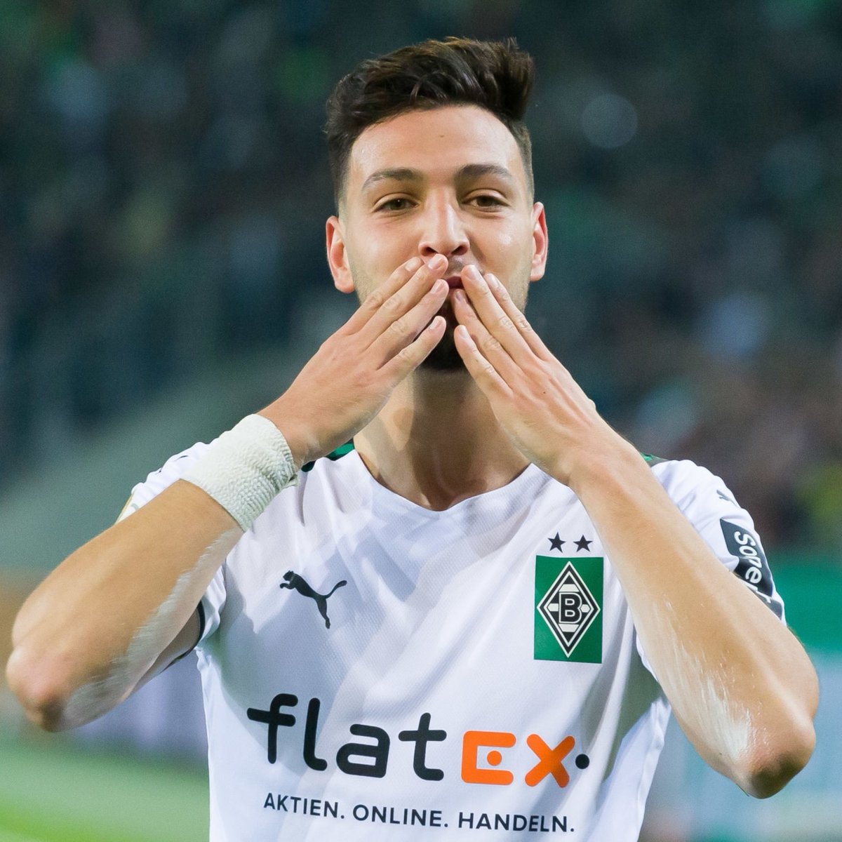 lnstantFoot's tweet photo. Joyeux anniversaire à Ramy Bensebaini qui fête ses 27 ans aujourd'hui ! 🎉🇩🇿 https://t.co/yUhvUPZIpV