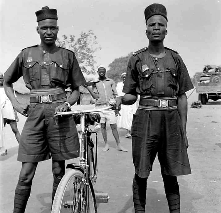 Policemen in Kano: 1950s.

Credit:Lugude 

#tuduntsirakya