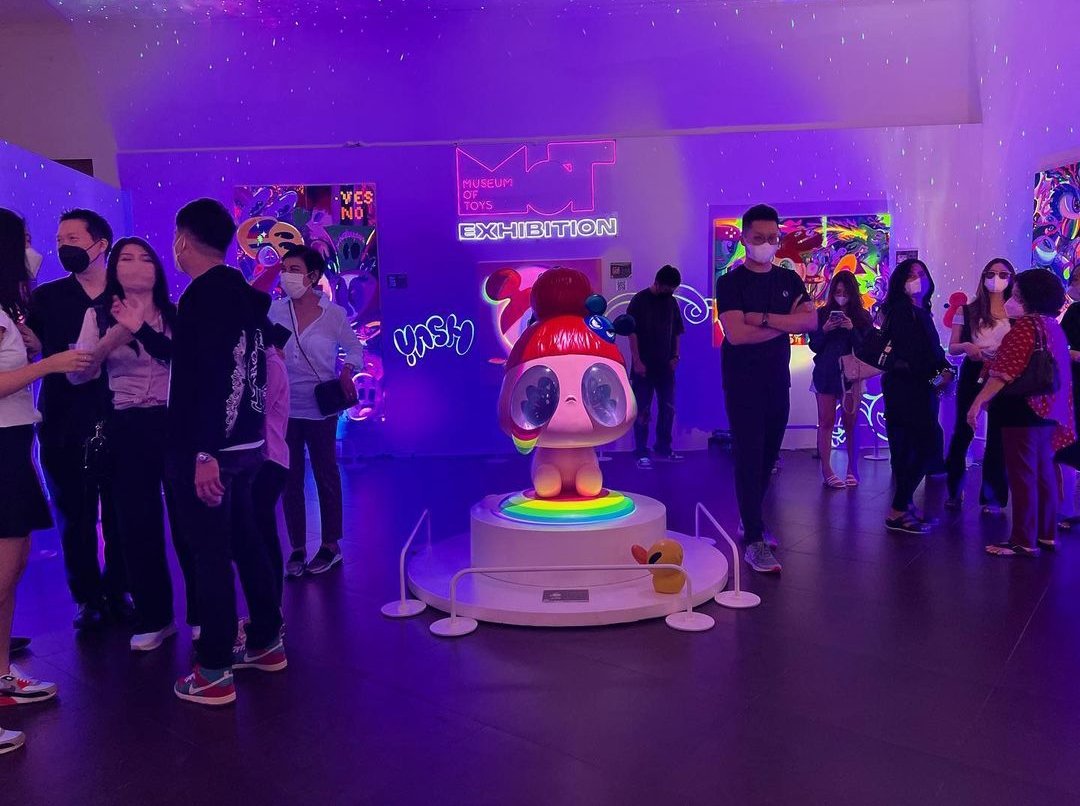 Redmiller_Blood's tweet photo. Crazy opening night!! Everyone is here 🚀🚀🚀
@MuseumofToys_ 

#redmillerblood #peterrhian https://t.co/Wpha4gfrCt