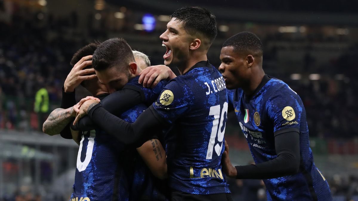 DynamitSports's tweet photo. Les deux club milanais se sont imposés ce soir en #SerieA :
Spezia 🆚 Inter Milan 1-3
AC Milan 🆚 Genoa 2-0
L’AC Milan reste leader du championnat (71pts) suivit de très près par son rival l’Inter (69pts). 🇮🇹
#SPEINT | #ACMGEN https://t.co/Z6VsjEJLSf