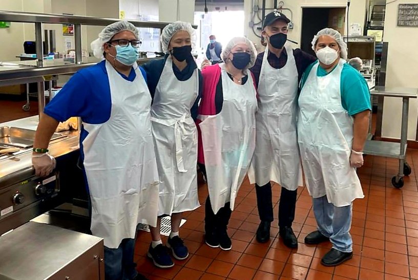 Shoutout to honorable Councilmember @MitchOFarrell and staff for taking some time out on this beautiful #GoodFriday to volunteer in our kitchen and deliver meals! 😇

#LoveServes #foodislove #volunteeringislove #inthekitchen #earnedmywings #cityofangels #SVMOW