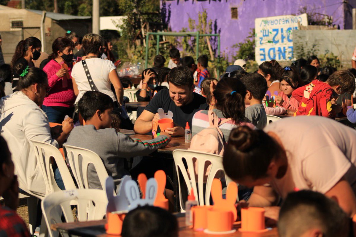 ivangiordano's tweet photo. Hoy Viernes Santo compartimos un encuentro en el Club Los Pumas con familias del barrio Luchetti previo a Las Pascuas 🥚🐰 @FedericoAchaval @sfrodriguez1 https://t.co/G47zNrzdT7