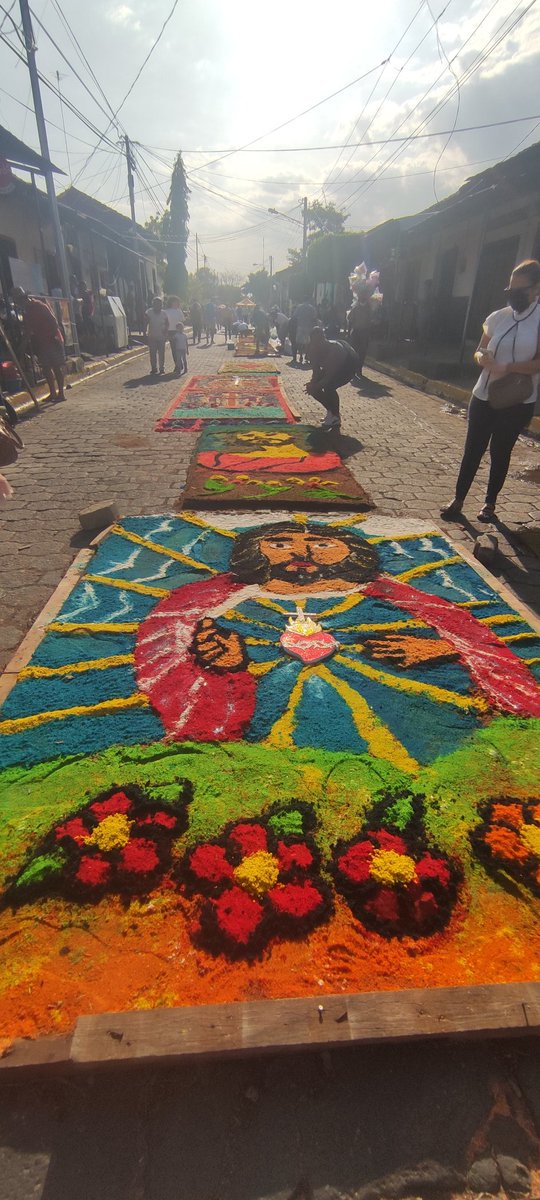 Hasta que se me hizo conocer las alfombras!!! 🥰 Que belleza de arte la de las manos de esta gente 🇳🇮😍
#VeranoAmorAlegría