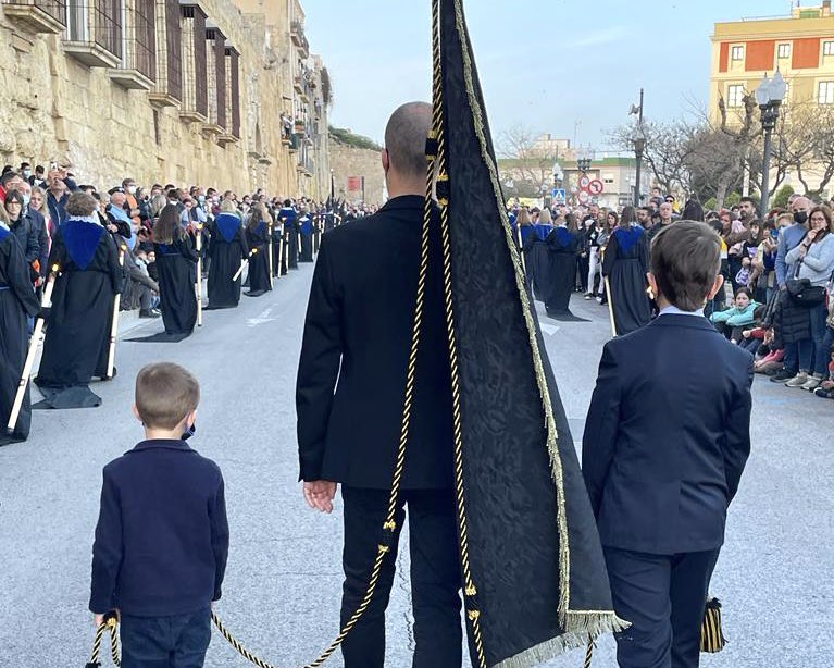 jmcruset's tweet photo. Emociona poder-nos retrobar després de dos anys de parada obligada. 

Carrers i places de #tarragona plenes com feia molt de temps que no veiem. 

Gràcies infinites al @marejants per l’oportunitat de compartir aquesta jornada i fer-ho amb els de casa!

@AASSTGN #SetmanaSanta2022 https://t.co/6a5b0oGtZ7
