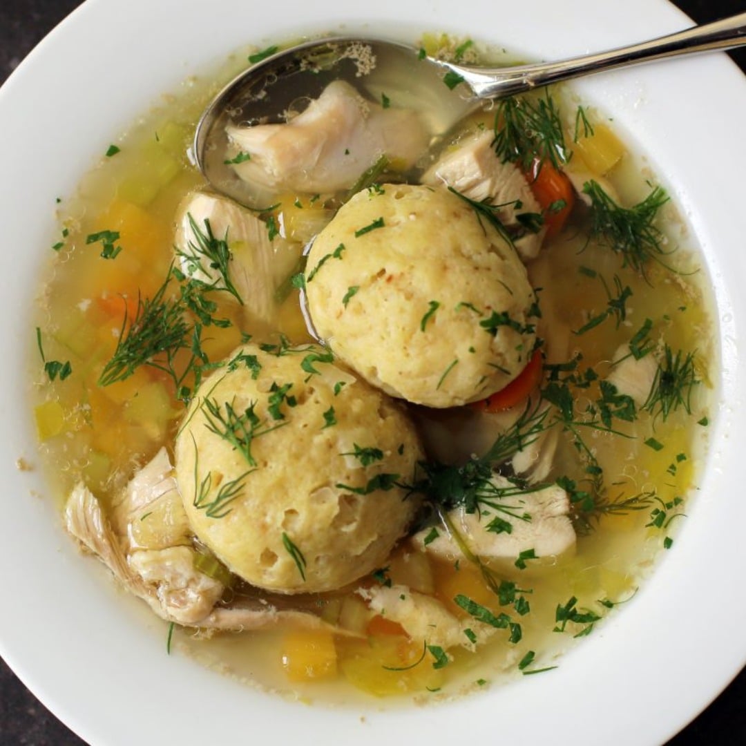 alzsefl's tweet image. .@andrewzimmern shares his matzoh ball soup Passover recipe, which he calls “the only recipe I’ve come across that measures up to my grandmother’s.” Thank you, Chef, for raising Alzheimer’s awareness #AroundTheTable in honor of your grandmother. bit.ly/3JLgsOs #ENDALZ 👨‍🍳