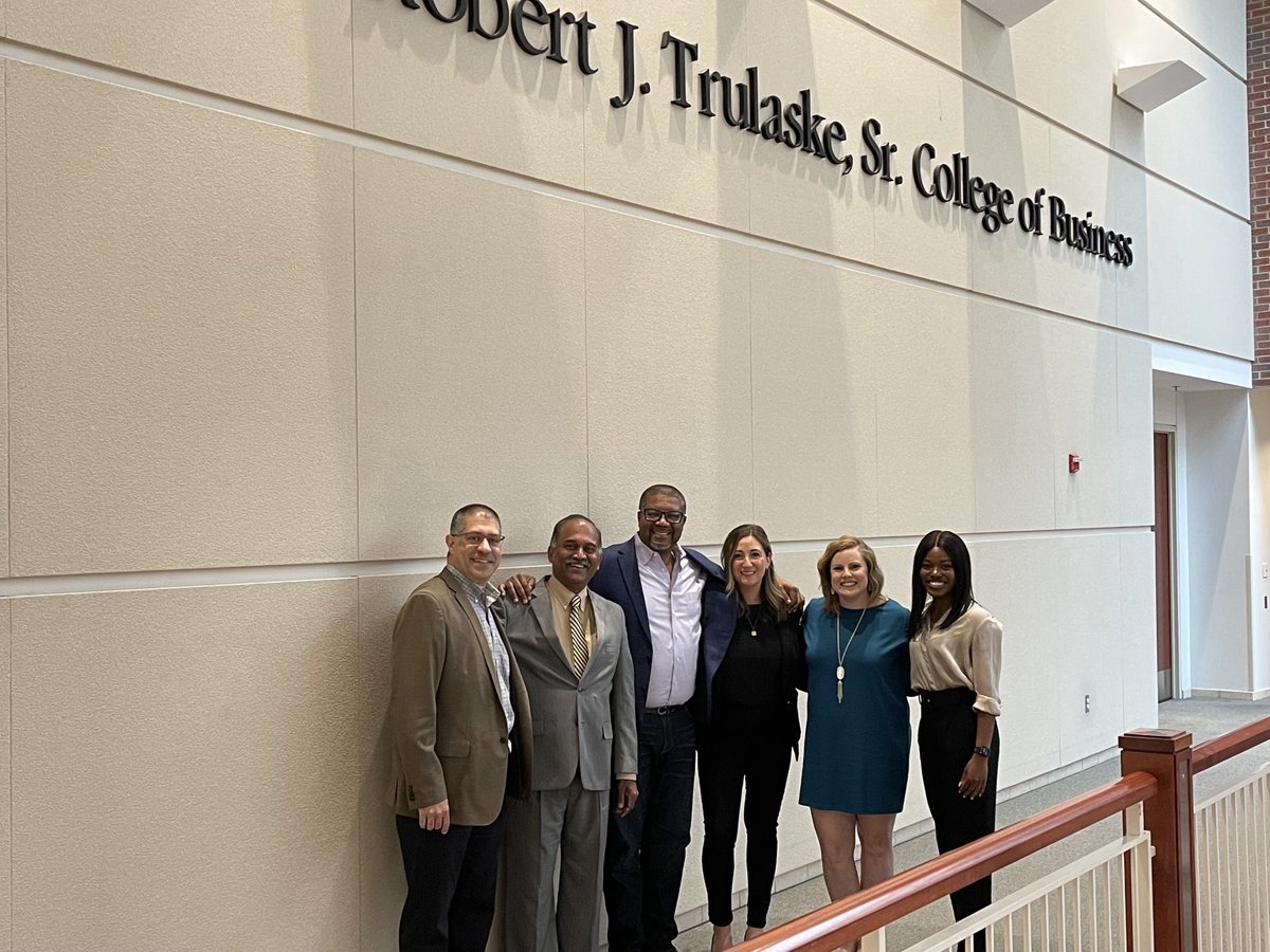 vairama's tweet photo. Great to have ⁦@KenBouyer⁩ ⁦@EY_US⁩ ⁦@EY_People⁩ back at ⁦@Mizzou⁩ ! An inspirational &amp; impactful talk from Ken to our ⁦@MizzouBusiness⁩ ⁦@NABAInc⁩ students on value of being one’s authentic self—and in success as a peacock in land of penguins. https://t.co/hHz8SP3t7d
