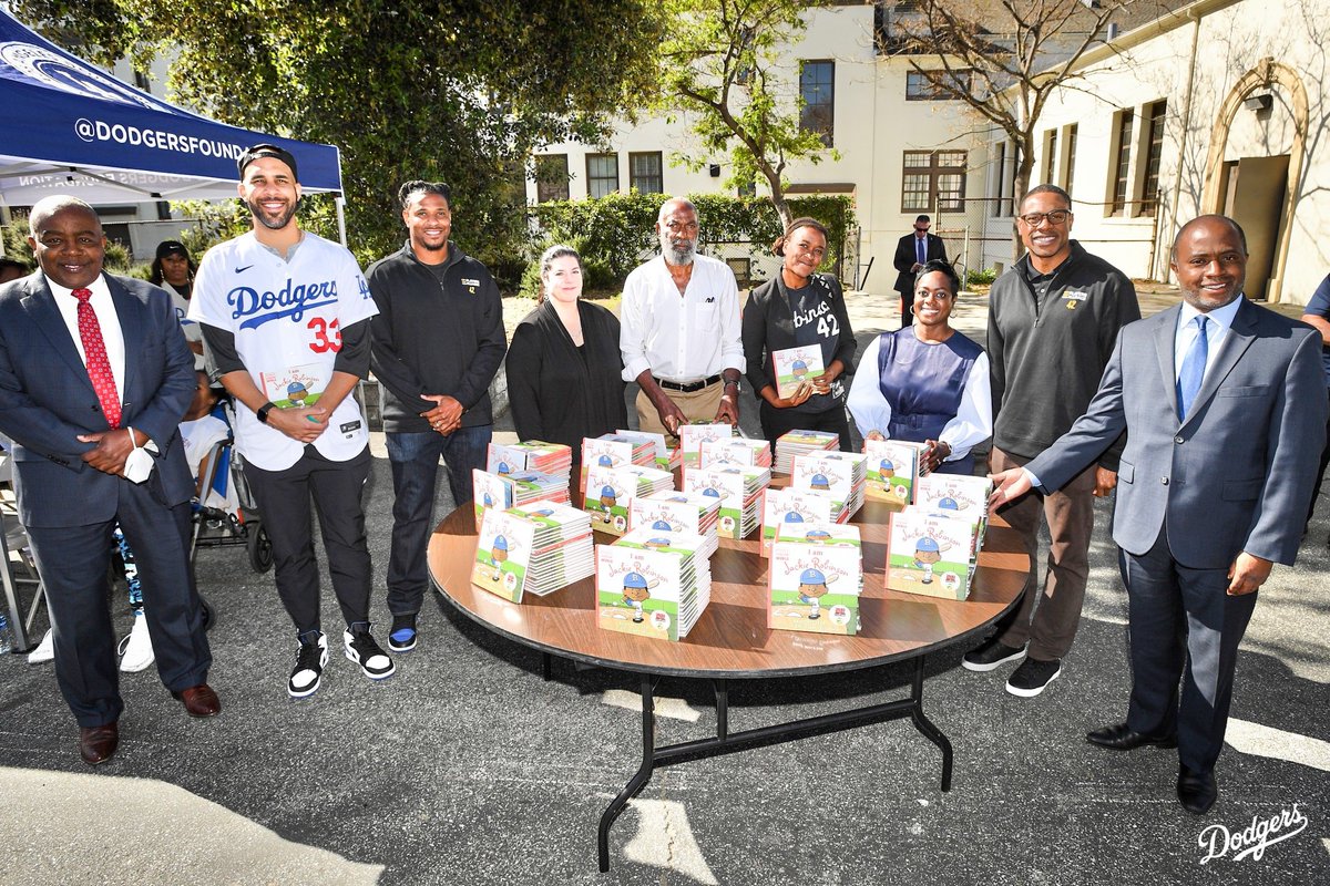 In honor of #JackieRobinsonDay, David Robinson, @DAVIDprice24 and the @PlayersAlliance stopped by Longfellow Elementary School to read “I am Jackie Robinson” to more than 500 students.