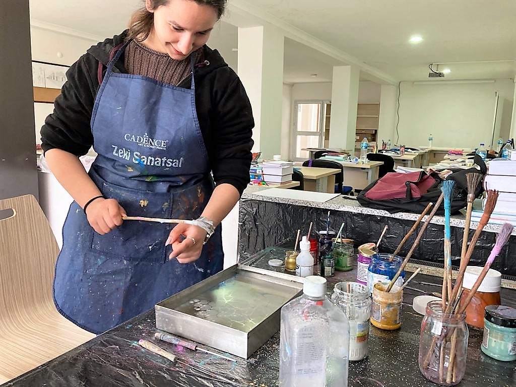 TrabzonKYGM's tweet photo. Gülbahar Hatun Yurdu öğrencilerimiz, yoğun ders programından arda kalan zamanlarında Ebru Kursunda vaktini değerlendiriyor. https://t.co/diNrwYM8JN