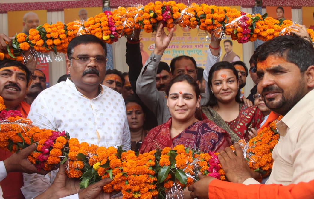 riyashakyabjpup's tweet photo. आज विधूना में पूर्व विधायक प्रमोद गुप्ता एल एस द्वारा आयोजित भारतीय जनता पार्टी के 42 वे स्थापना दिवस के अवसर पर रहना हुआ इस मौक़े पर मुख्य अतिथि के रूप में माननीय श्रीमती अपर्णा बिष्ट यादव जी उपस्थित रही एवं कन्नौज सांसद श्री सुब्रत पाठक जी मौजूद रहे ।
@aparnabisht7 https://t.co/iYqMi6fHLc