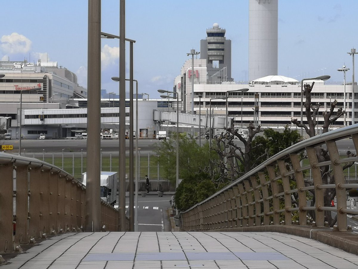 RJTT_747forever's tweet photo. Good Luck!!でよく出てきた所、やっと場所分かった

20年前の映像と今の様子、管制塔と止まってる飛行機以外ほぼ変わってなくて凄🙄 https://t.co/kfPtBCcvvF