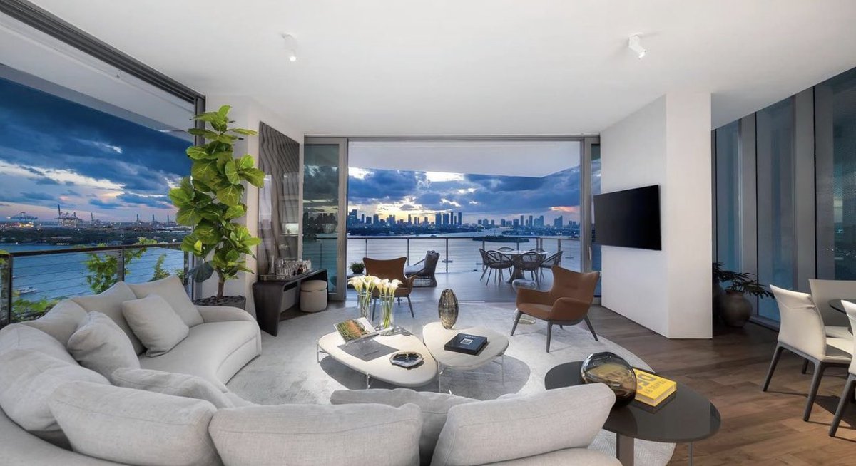ONESIR's tweet photo. Immerse yourself in luxury. This one-of-a-kind Miami Beach penthouse is the epitome of modern design with custom finishes and a breathtaking private rooftop to catch those beautiful Miami sunsets. 🌅 #ONESIRListing #MiamiBeachRealEstate https://t.co/NqGZOgwjLj