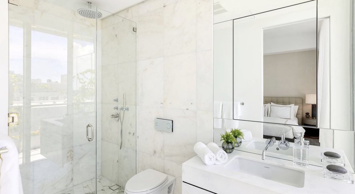 ONESIR's tweet photo. Immerse yourself in luxury. This one-of-a-kind Miami Beach penthouse is the epitome of modern design with custom finishes and a breathtaking private rooftop to catch those beautiful Miami sunsets. 🌅 #ONESIRListing #MiamiBeachRealEstate https://t.co/NqGZOgwjLj