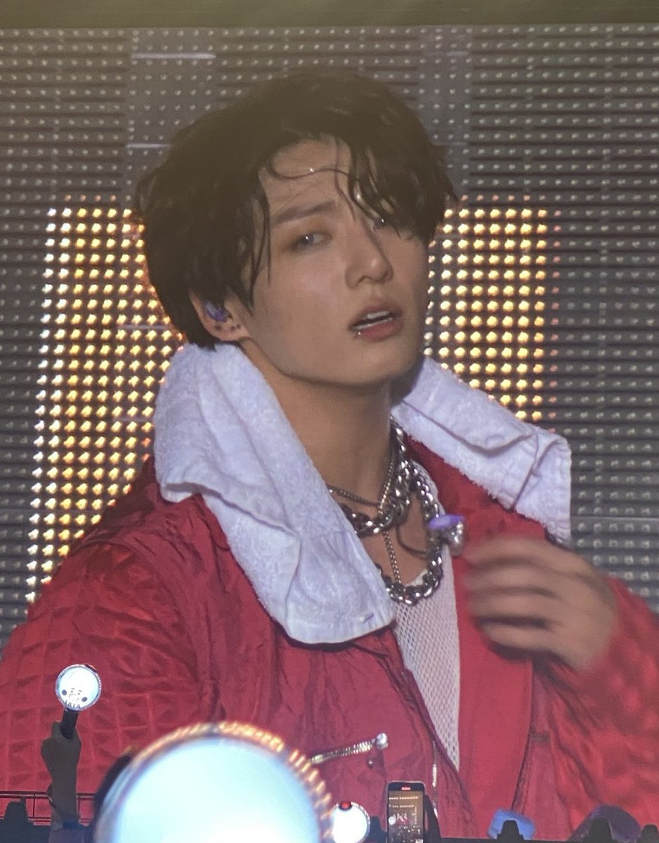 VcuttKim's tweet photo. CÓMO QUE EL TAEKOOK SE HIZO RIZADO PERMANENTE https://t.co/0IxqFBZ9mA