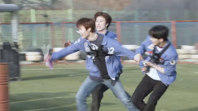 kdygallery's tweet photo. 3 vs 1 and he fought/ran hard😂 https://t.co/Nkpesub5MD