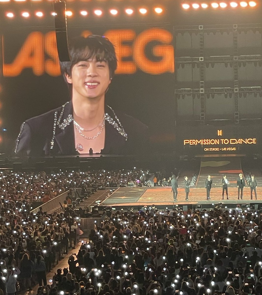 seokjinmylabsss's tweet photo. LOOK AT HIM 😭 https://t.co/anQKx4Xiwt