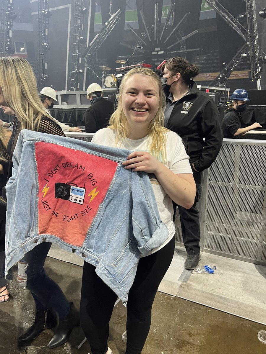 rilydo's tweet photo. not to be dramatic but @Max_Kerman from @arkellsmusic wearing my hand-painted jacket during ‘relentless’ might just go down as the coolest thing that’s ever happened to me. definitely solidified arkells’ position as my favourite band ⚡️♥️ #BlinkOnce https://t.co/D4lGAITbwd