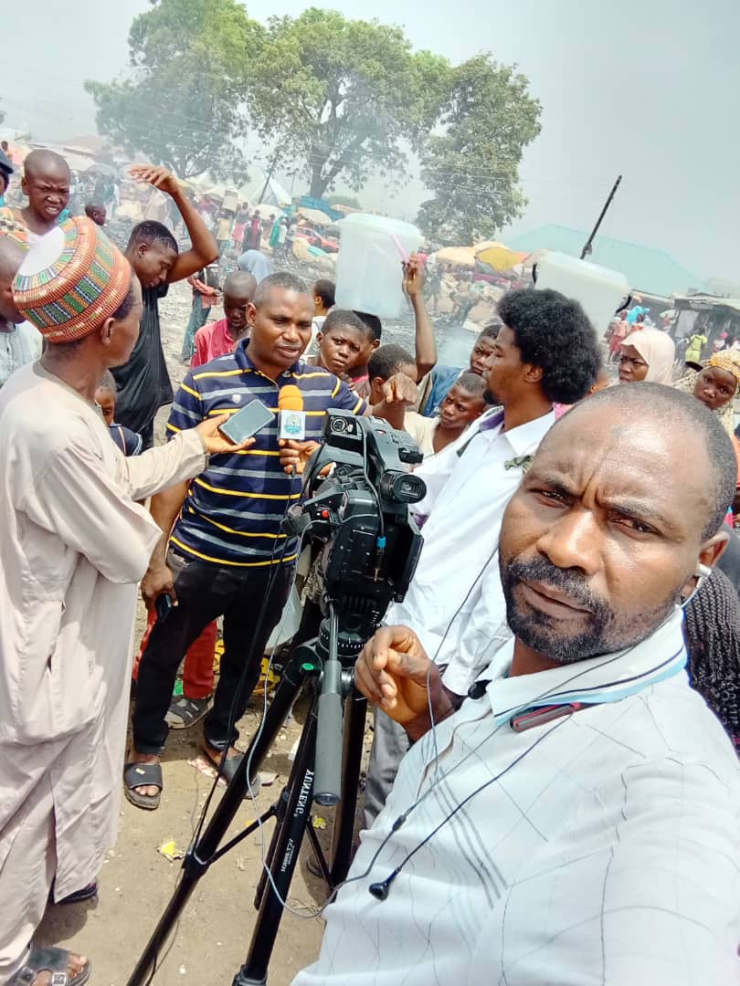 SaminuAzare's tweet photo. @LibertyTVNews staff Sani Yusuf Nasarawa who sustained severe injury in his head when Tugs attacked Headquarters of @LibertyTVNews Abuja demanding justice @MBuhari @GarShehu @StateDeptDSS @PoliceNG @policeng_fct @amnesty @hrw @NGRPresident @bbchausa @voahausa @DefenceInfoNG https://t.co/EH0LlvRyqz