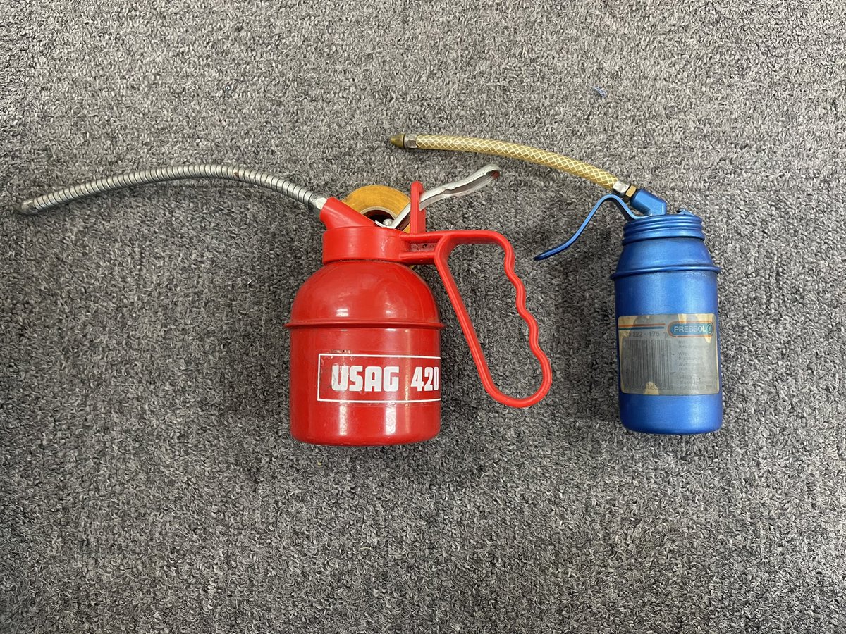 Kai_ZO6LS7's tweet photo. #USAG  #PRESSOl   #SUPERZOL

ピストルオイラー

最近あまり使う人は、少ないかな

奥まった所に油を差したり
チェーンに差したり
エンジンを組む時など
その他色々

最近はスプレーですよね…
スプレーと言えば俺のオススメ
SUPERZOILスプレー
金属表面改質剤配合
多目的潤滑
バイク屋さんも絶賛👍 https://t.co/k1NSCIwuHK