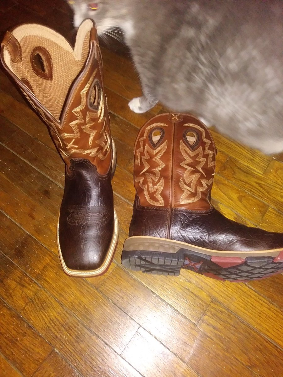 New boots gettin the cat scan.
Yeah not USA made.
Nothing around here has anything like this USA made.
But is what it is.
I don't like laces so I'm limited