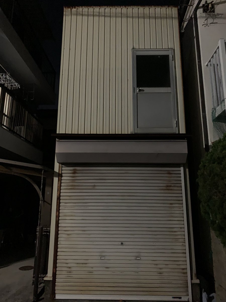HiroTakeuchi's tweet image. 主観的小景高知　
Unusable door on the second floor of the house.

Everyday scenery of Kochi City Japan, from my point of view.

#Unusabledoor
#Garageshutter
#door
#Rust
#トマソン
#高所ドア