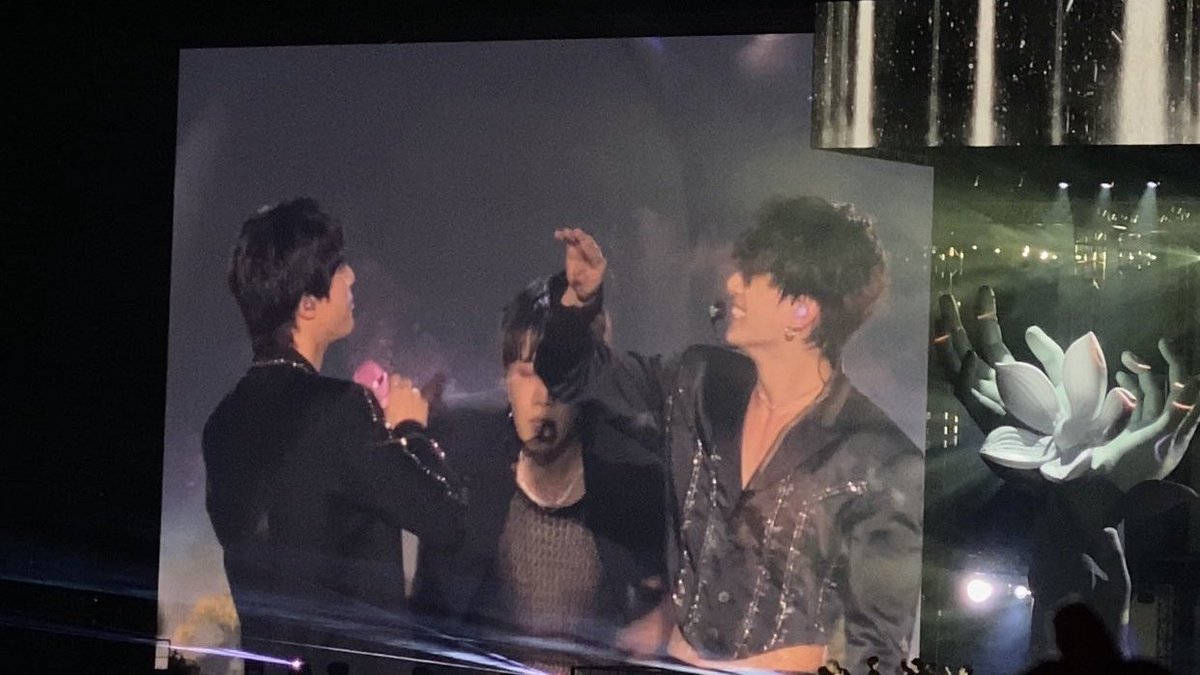 myglosshy's tweet photo. — jungkook hizo la pose de la flor en fake love un poco antes así que sonrío 🥺 https://t.co/CggqgjxDFM