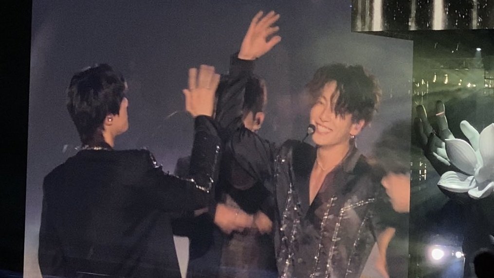 myglosshy's tweet photo. — jungkook hizo la pose de la flor en fake love un poco antes así que sonrío 🥺 https://t.co/CggqgjxDFM