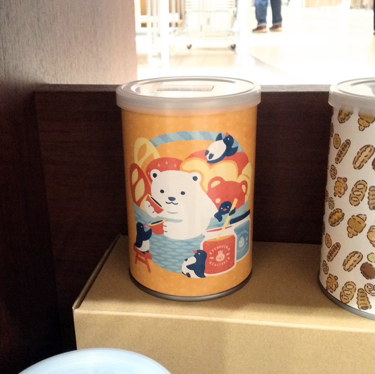 mareho3's tweet photo. 先日パッケージデザインした災害備蓄保存用のパン缶を名古屋タカシマヤの三省堂書店さんに見に行ってきました!
どれも素敵なデザインばかりで、パンが食べたくなりました🍞
#art_ippi #save_pan #パンぱくっ https://t.co/ebE5dhbtvA